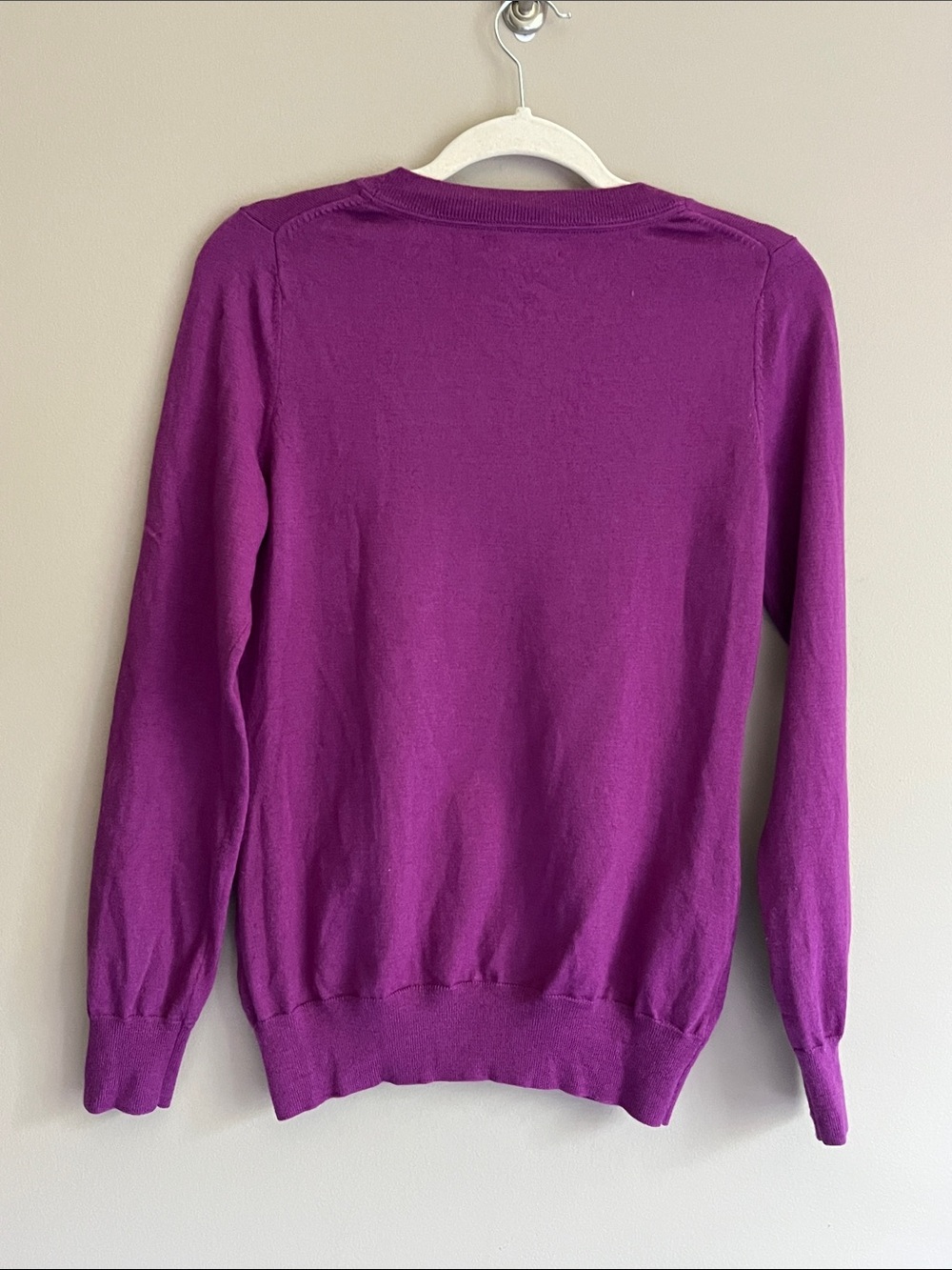 Banana Republic 100% Fine Merino Wool V-Neck Purple/ Magenta Sweater size medium - Picture 9 of 14